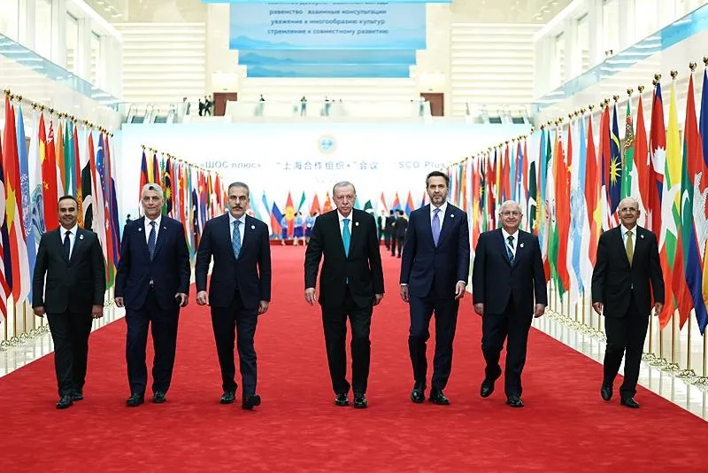Başkan Recep Tayyip Erdoğan (ortada), Meyciang Kongre Merkezi'nde Şanghay İşbirliği Örgütü 25. Devlet Başkanları Konseyi Zirvesi kapsamında temaslarda bulundu. Cumhurbaşkanı Erdoğan beraberinde Dışişleri Bakanı Hakan Fidan (sol 3), Milli Savunma Bakanı Yaşar Güler (sağ 2), Hazine ve Maliye Bakanı Mehmet Şimşek (sağda), Sanayi ve Teknoloji Bakanı Mehmet Fatih Kacır (solda), Enerji ve Tabii Kaynaklar Bakanı Alparslan Bayraktar (sol 3) ve Ticaret Bakanı Ömer Bolat (sol 2) ile kongre merkezinden ayrıldı. (AA/1 Eylül 2025))