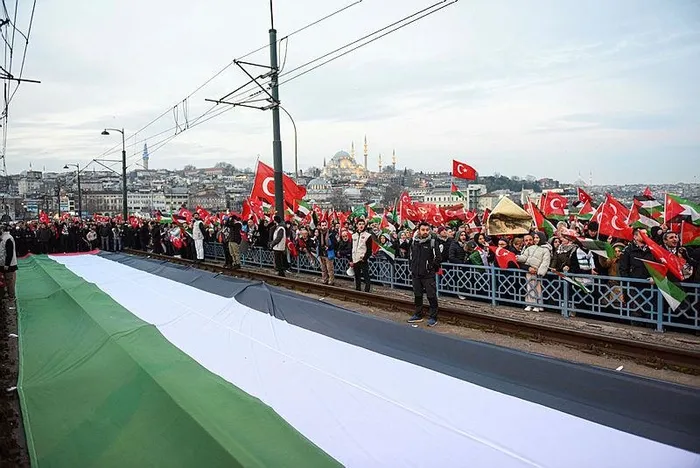 1704169258026.jpeg İstanbul'da tarihi yürüyüş! Dünya basını manşetten duyurdu-6