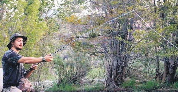 Çağatay Ulusoy balığa çıktı! Olta takımı dikkatlerden kaçmadı...