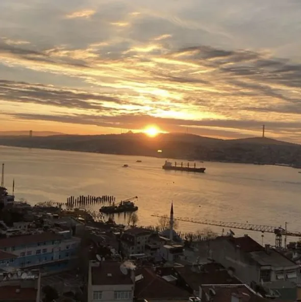 Denizin üstündeki evinde temizliği de kendi yapıyor!-12