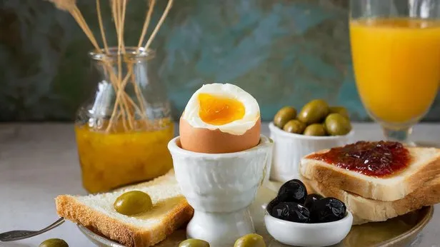Sahurda yumurta yiyenlere dikkat! Canan Karatay uyardı: Tehlikeli olabilir