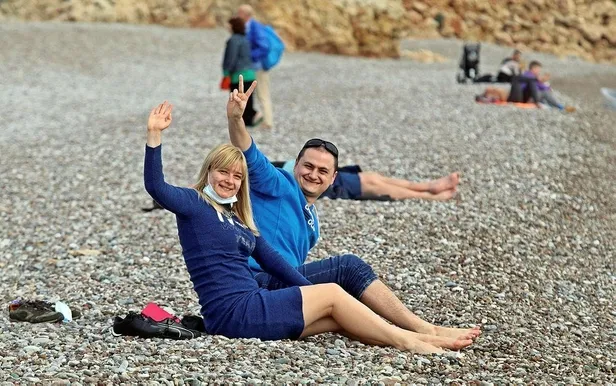 Antalya'da turistler yeni yılın ilk gününü denize girerek geçirdi-5