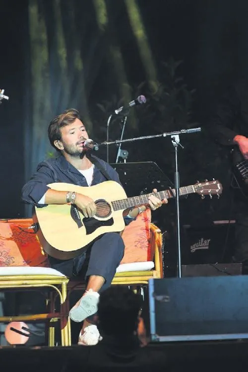 berkay-harbiye-acikhava-konserinde-sov-yapti-unlu-akini-yasandi-1633817004593.jpeg Berkay Harbiye Açıkhava konserinde şov yaptı! Ünlü akını yaşandı-8