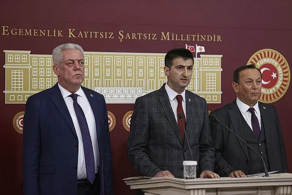 son-dakika-kemal-kilicdarogluna-mektup-yazan-mehmet-celebi-ozcan-ozel-ve-huseyin-avni-aksoy-chpden-istifa-etti-1611937238051.jpeg Son dakika: Kemal Kılıçdaroğlu'na mektup yazan Mehmet Çelebi, Özcan Özel ve Hüseyin Avni Aksoy CHP'den istifa etti-3