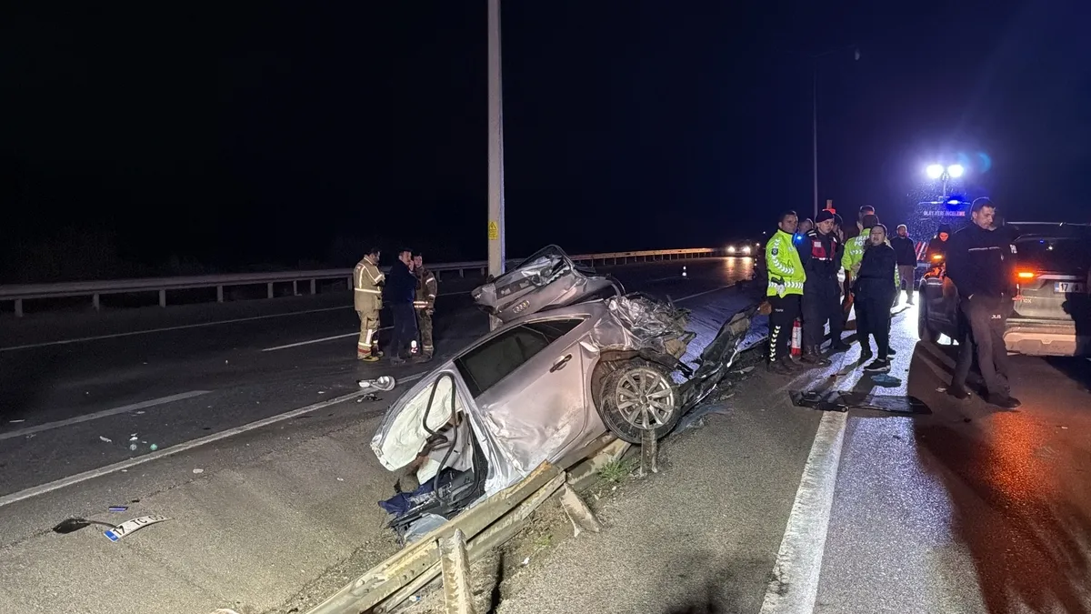 Çanakkale'de direğe çarpan otomobil ikiye ayrıldı: 2 kişi hayatını kaybetti