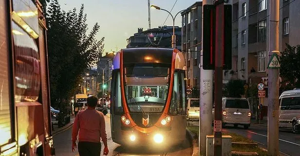 İstanbul Güngören’de servis aracı tramvay yoluna devrildi