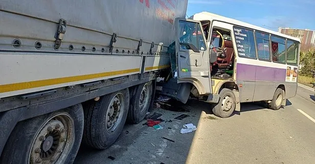 Artvin'de feci kaza! Minibüs TIR'a çarptı: Çok sayıda yaralı var