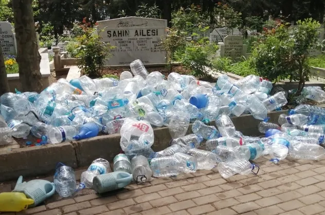 İstanbul'da mezarlıklar çöp yığınlarıyla doldu! Akıllara İBB'nin ibrikleri geldi