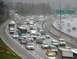 İstanbul’da yağmur trafiği felç etti