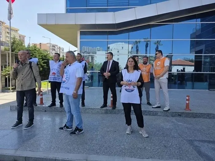chpli-belediyelerde-grev-memurlar-meydanda-isciler-koridorda-1777558135006.jpeg İzmir’de CHP’li belediyelerde maaş isyanı: Kriz sokağa taştı-3