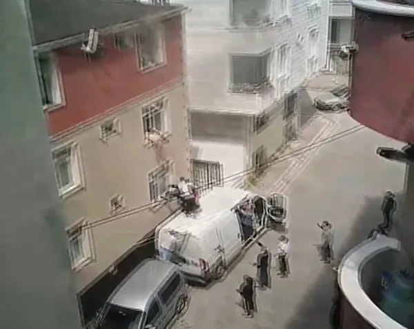 yanginda-mahsur-kalanlar-kamyonetle-iste-boyle-kurtardi-1651238996910.jpg Yangında mahsur kalanlar kamyonetle işte böyle kurtardı-5