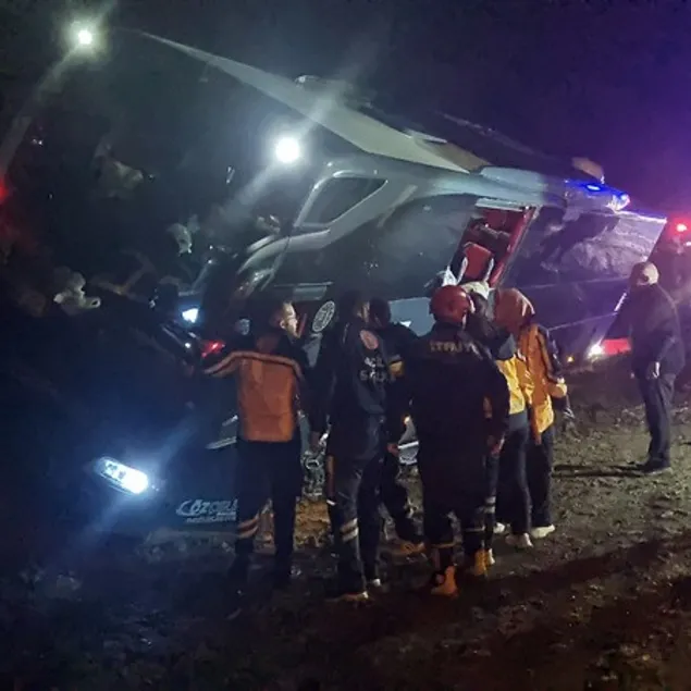 Tur otobüsü yoldan çıktı!