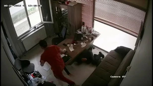 veteriner-kliniginde-silahli-kavga-3-arkadas-birbirine-girdi-1661329649064.jpeg Veteriner kliniğinde silahlı kavga! 3 arkadaş birbirine girdi-3