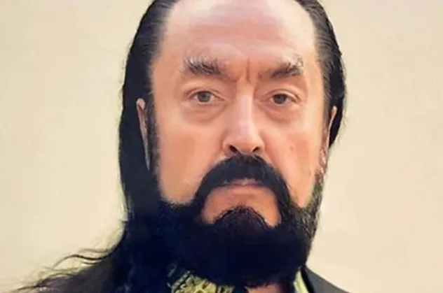Adnan Oktar'ın cezaevi fotoğrafı şaşırttı: Yeni imaj mı fotoşop mu?