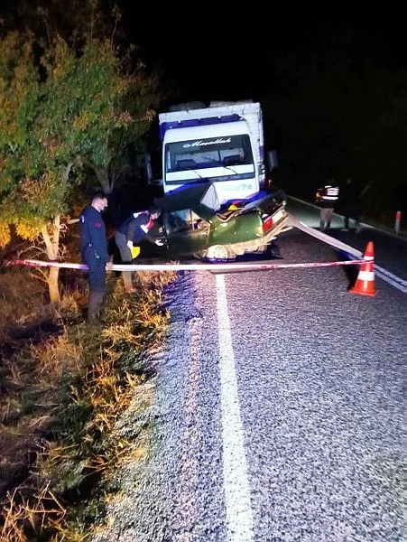Son dakika: İzmir'de yürekleri yakan kaza! Önce motosiklete ardından tıra çarpan araçtan cansız bedenleri çıkarıldı-2