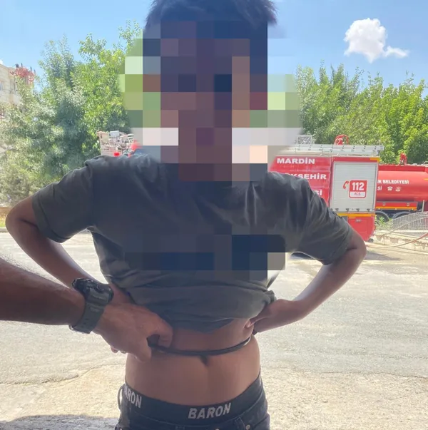 mardinde-celik-bisiklet-kilidini-beline-kilitleyen-cocugu-itfaiye-kurtardi-1655211613992.jpg Mardin'de çelik bisiklet kilidini beline kilitleyen çocuğu itfaiye kurtardı-4