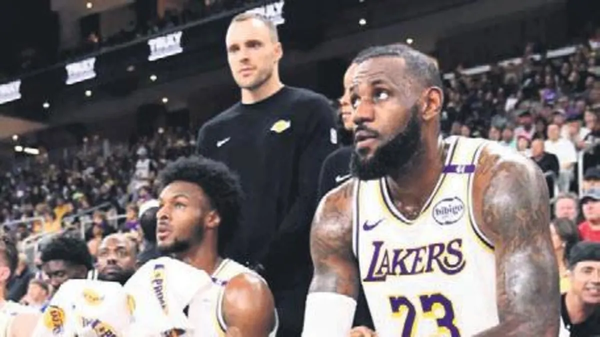 NBA'de tarihinde bir ilk! LeBron James ve oğlu birlikte oynadı