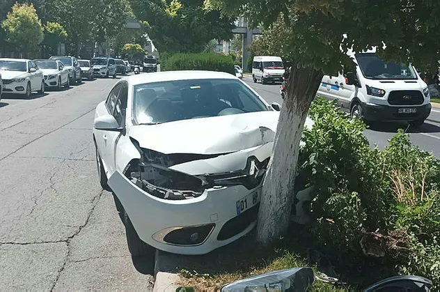 Öğretim üyesi direksiyon başında kalp krizi geçirdi! Refüje çıkan araç ağaca çarptı