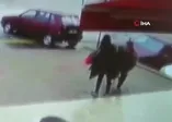 Otomobilin altında kalmaktan son anda kurtuldular! Yer: Ankara