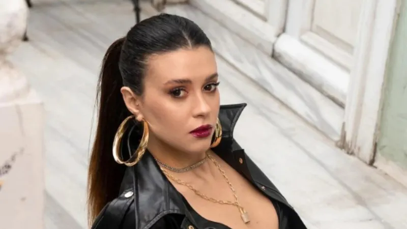 yali-capkininda-yurekleri-harlayacak-ayrilik-karari-once-dicle-gitti-derken-simdi-de-1708344828795.jpg Önce Dicle gitti derken şimdi de... Yalı Çapkını'nda yangın yerine çevirecek ayrılık kararı!-6