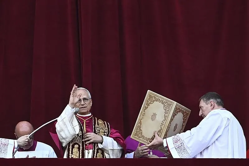 Katoliklerin yeni papası 69 yaşındaki ABD'li Kardinal Robert Prevost oldu. Seçimin ardından ʺPapa 14. Leoʺ, Aziz Petrus Bazilikası'nda toplanan kalabalığı selamladı. (AA)