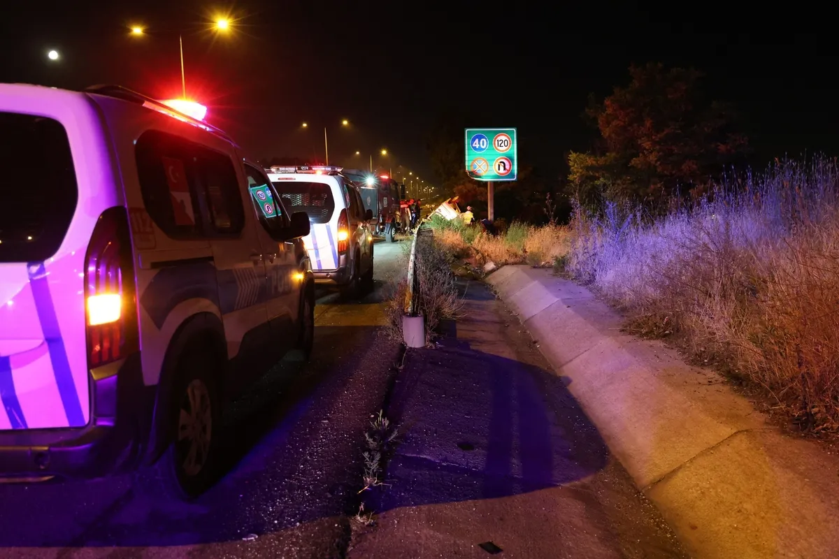 1780037522416.jpeg İzmir’de su kanalına girip takla atan araç şarampole devrildi: 2 kişi hayatını kaybetti-4