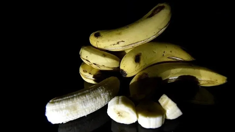 muza-birkac-damla-limon-sikin-o-sorunu-kokunden-cozup-sizi-kurtaracak-1712344762601.jpeg O sorunu kökünden çözüp sizi kurtaracak: Muza birkaç damla limon sıkın!-3