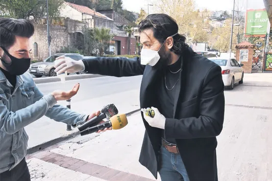 unlu-komedyen-hayrettin-karaoguz-cebinden-kolonya-cikartip-guldurdu-1587510843419.jpg Ünlü komedyen Hayrettin Karaoğuz cebinden kolonya çıkartıp güldürdü-1