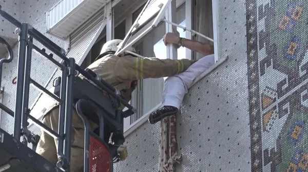 istanbulda-evde-kilitli-kalan-kadin-bez-parcalarini-baglayarak-2-kattan-asagiya-inmek-istedi-1661411324296.jpg İstanbul'da evde kilitli kalan kadın bez parçalarını bağlayarak 2. kattan aşağıya inmek istedi-9