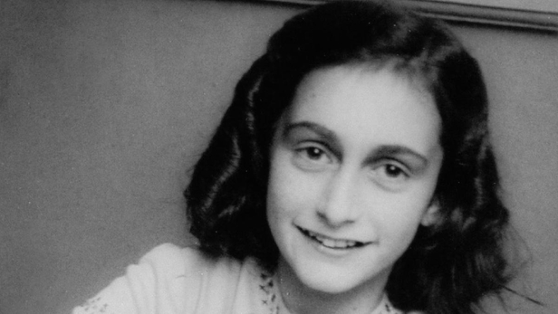 google-doodle-oldu-anne-frank-kimdir-nasil-ve-neden-oldu-anne-frank-meslegi-neydi-tifus-hastaligi-nedir-yahudi-1656137175095.jpg