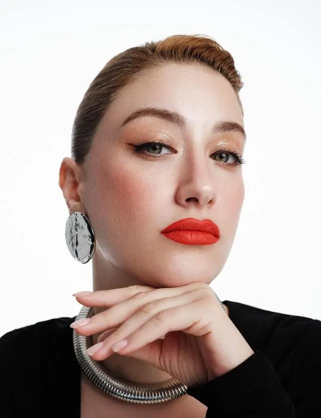 hazal-kaya-kendisini-ifsa-etti-sirke-ve-astrolog-aciklamasina-tepkiler-cig-gibi-buyuyor-allah-ali-ataya-sabir-1700754131872.jpg Sirke ve astrolog açıklamasına tepkiler büyüyor! "Allah Ali Atay'a sabır versin..." Hazal Kaya kendini ifşaladı!-2