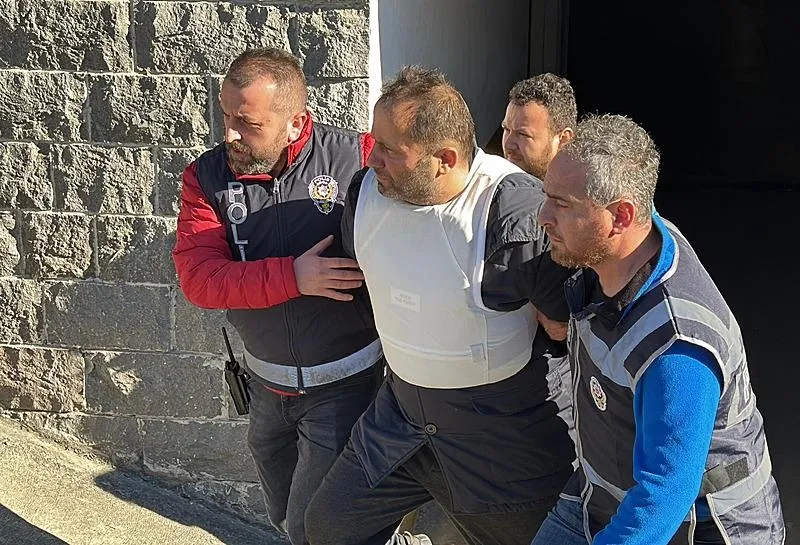 Rize'de iki PTT çalışanını silahla ateş ederek öldürdüğü iddiasıyla gözaltına alınan şüpheli adliyeye sevk edildi. (AA)
