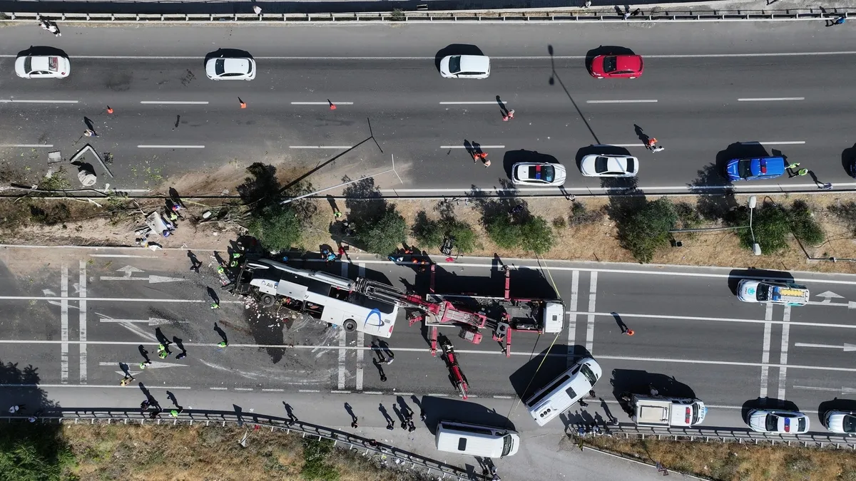 Kayseri'de yolcu otobüsü devrildi: 1 kişi hayatını kaybetti 22 kişi yaralandı-4