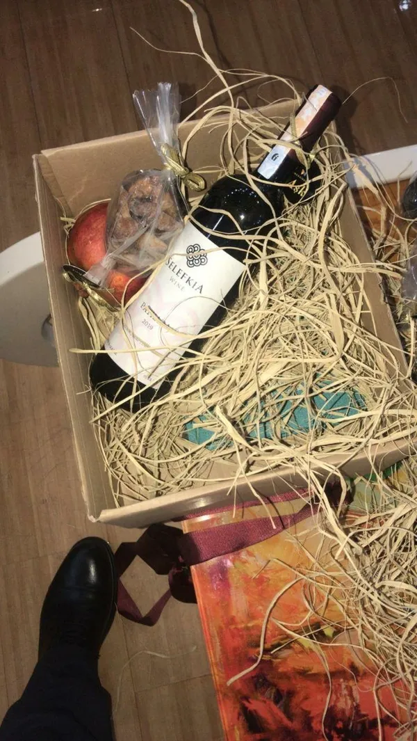 milet-ac-algisi-yapanlarin-ikiyuzlulugu-chpli-vahap-secer-yilbasi-icin-koli-koli-sarap-dagittirdi-1609346749403.jpeg "Millet aç" algısı yapanların ikiyüzlülüğü: CHP'li Vahap Seçer yılbaşı için koli koli şarap dağıttırdı-6