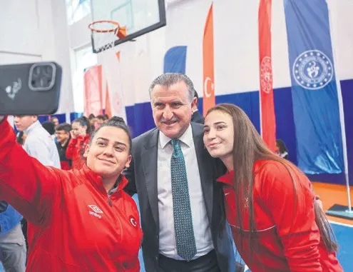 Bakan Bak’tan sporculara tebrik