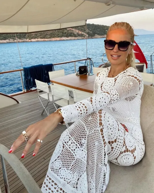 Burcu Esmersoy duştan mavi bikinisiyle paylaştı 'benim' diyen yapamaz! Burcu için yaş sadece bir sayıdan ibaret-2