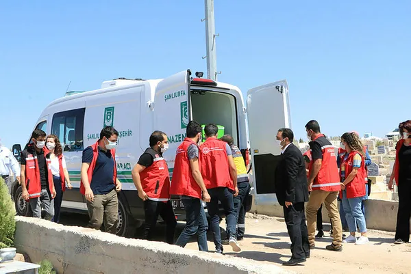 evlenmedigi-icin-babasinin-tinerle-yaktigi-13-yasindaki-amara-kimsesizler-mezarligina-defnedildi-1630925226433.jpg Evlenmediği için babasının tinerle yaktığı 13 yaşındaki Amara, kimsesizler mezarlığına defnedildi-2