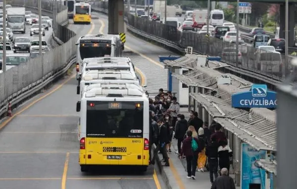 istanbullularin-toplu-tasima-isyani-metrobus-kalabaligi-yolculari-cileden-cikardi-1591175714989.jpg