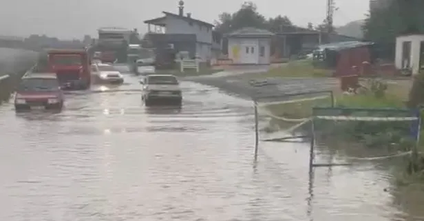 Meteoroloji sarı kodla uyarmıştı! Artvin’de sel felaketi! Araçlar hasar gördü hastaneyi su bastı