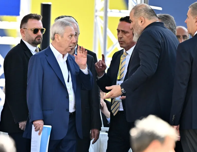 canli-fenerbahcede-tarihi-gun-ilk-raunt-gergin-basladi-aziz-yildirim-kongreyi-terk-etti-1717840552794.jpeg