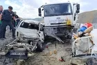 Kafa kafaya çarpıştılar! Kamyonet ikiye ayrıldı: 3 ölü, 2 yaralı