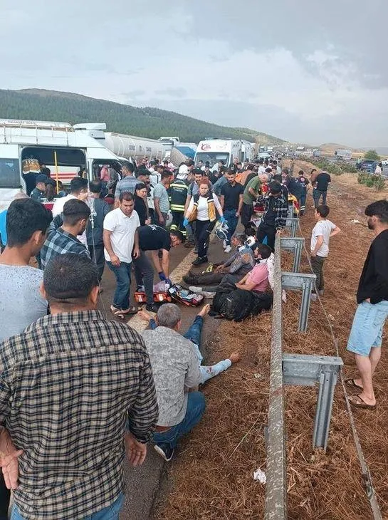 tag-otoyolunda-can-pazari-2-kisi-oldu-20-kisi-yaralandi-1685377411766.jpeg TAG Otoyolunda can pazarı: 2 kişi öldü 20 kişi yaralandı!-2