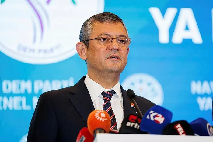 ozgur-ozel-pazarlik-pesinde-kim-ne-istiyor-hdpdem-ziyaretinde-es-baskansin-mesaji-1702481664530.jpeg Özgür Özel pazarlık peşinde: Kim ne istiyor? HDP/DEM ziyaretinde "Eş başkansın" mesajı!-7