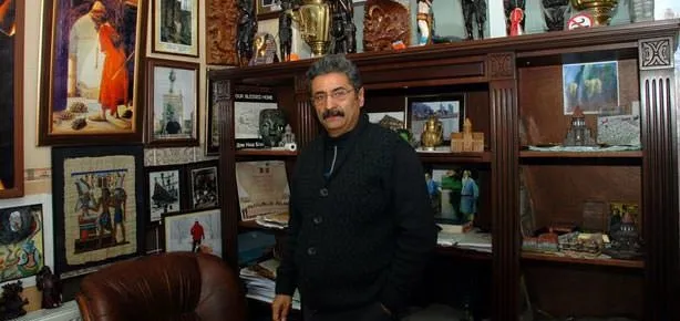 76 ülkeyi otostop yaparak gezdi...