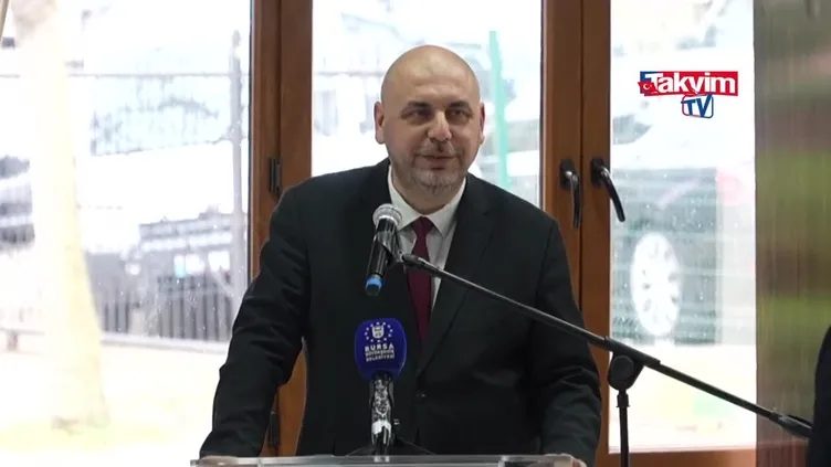 Bursa Orhangazi Belediye Başkanı Bekir Aydın kürsüde konuşurken depreme