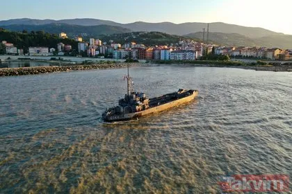 Türk bayraklarıyla karşılandı! İş makinelerini taşıyan Deniz Kuvvetleri Komutanlığı’na bağlı çıkarma gemisi Sinop’ta