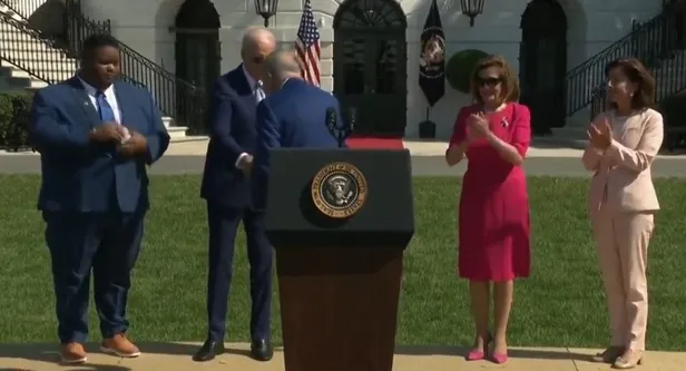 abd-baskani-joe-biden-bu-kez-tokalastigini-unuttu-o-anlar-kamerada-1660122188657.jpg ABD Başkanı Joe Biden bu kez tokalaştığını unuttu! O anlar kamerada-1