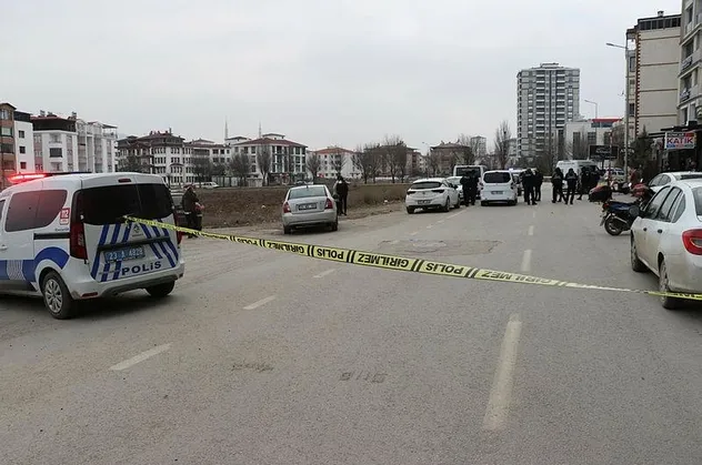 Elazığ'da yol ortasında silahlar patladı! Dehşet anları kamerada