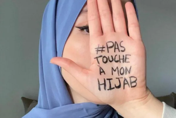 fransada-musluman-kadinlar-siyasetcilerin-surekli-gundeminde-olan-basortusu-yasaklarina-karsi-pas-touche-a-mon-hijab-basortume-dokunma-kampanyasi-basl-1620376824322.jpg