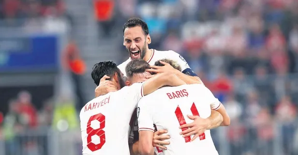 A Milli Takım'ın İtalyan patronu galibiyete sevinçliydi! Başkan Erdoğan, maç sonunda hem Montella'yı hem de futbolcuları kutladı